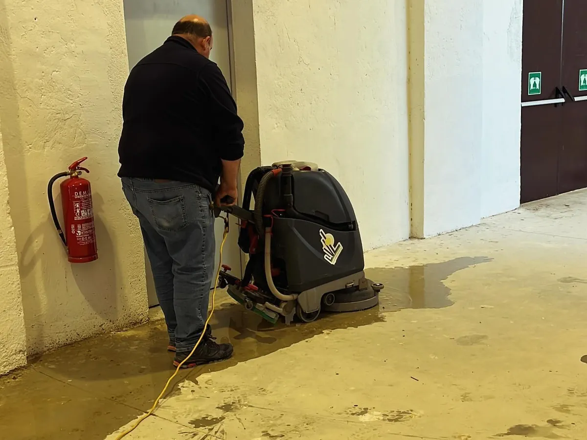 Un operario pasa la fregadora por el suelo de un pasillo interior de la plaza de toros de Lorca